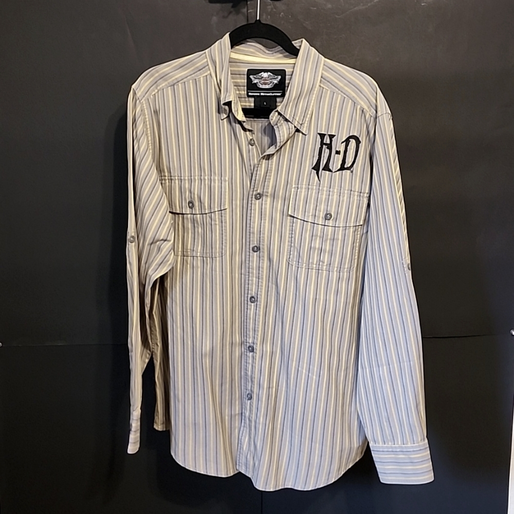 Men's Harley-Davidson casual button down shirt with long sleeves size large.